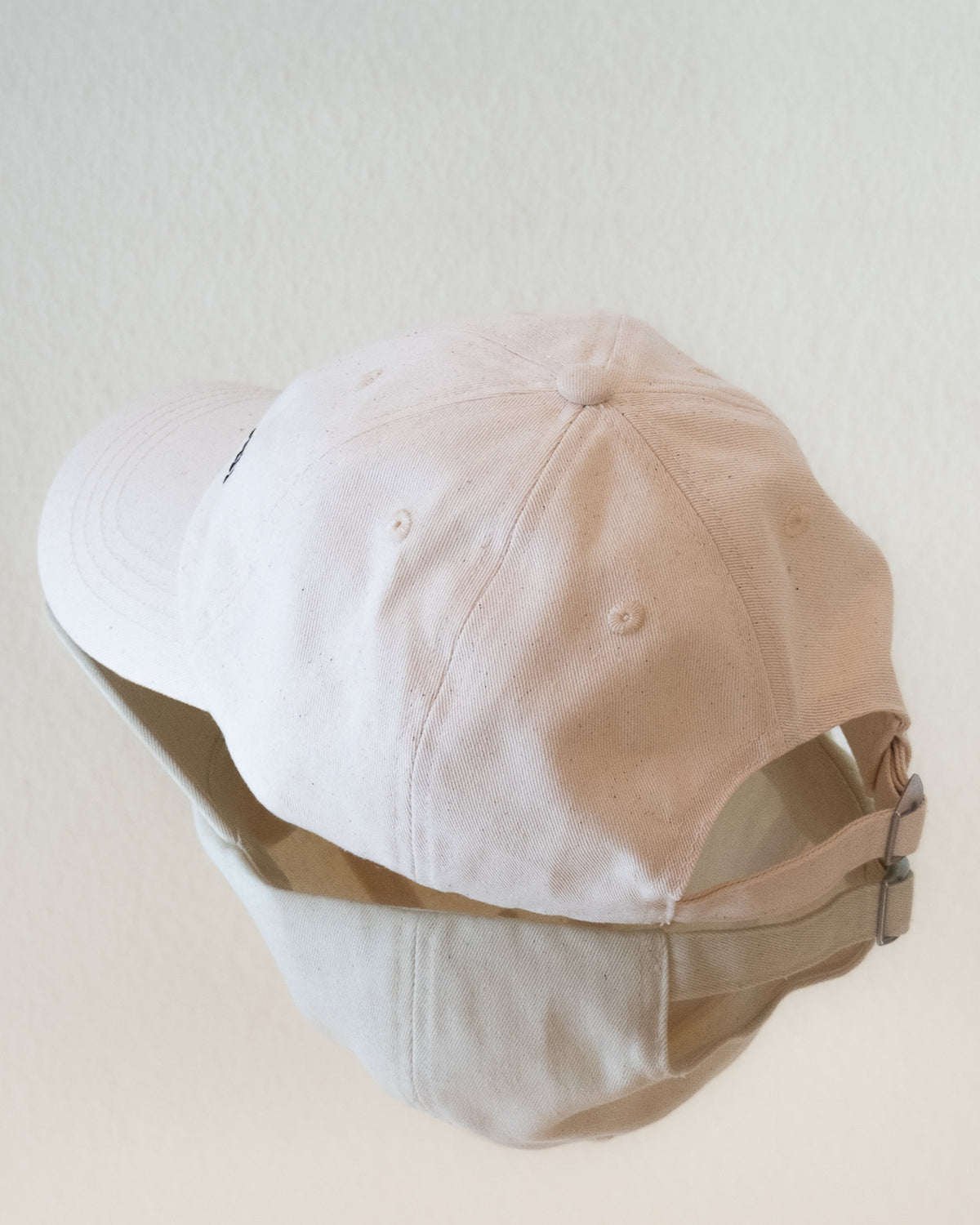 AVE dad cap in beige, back view, brass closure